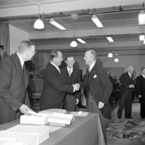 Fabrieksdirecteur Jan van Abbe (links) schudt hand van burgemeester Kolfschoten,, Bestanddeelnr 255-8501