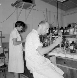 Fabriek voor kunstmest Plantex bij Haifa, laboratorium. Laboranten bezig met con, Bestanddeelnr 255-4392