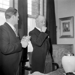 Fabrieksdirecteuren Albert van Abbe (links) in gesprek met burgemeester Kolfscho, Bestanddeelnr 255-8449