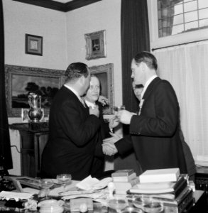 Fabrieksdirecteur Albert van Abbe (rechts) schudt hand van een man, geheel links, Bestanddeelnr 255-8556