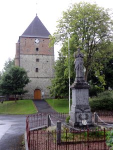 Féron (Nord, Fr) église fortifiée, façade, et mon aux morts