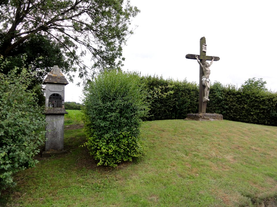 Féron (Nord, Fr) croix et chapelle Sts Marc, Pierre