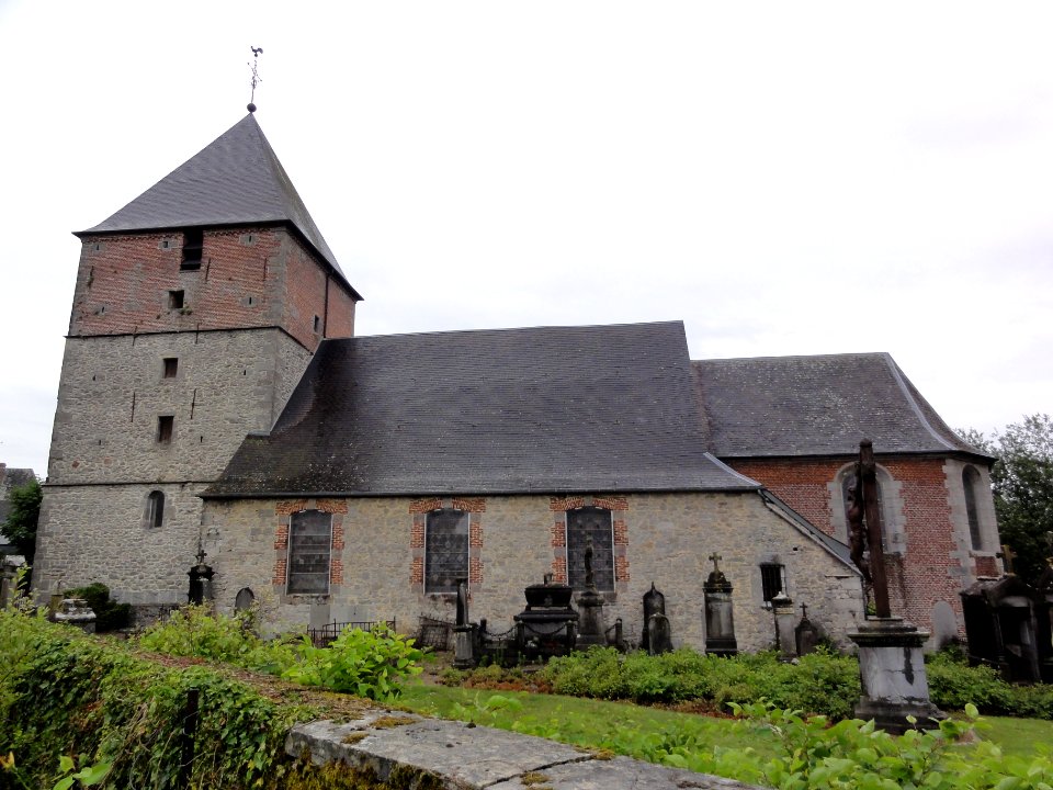 Féron (Nord, Fr) église fortifiée, vue latérale