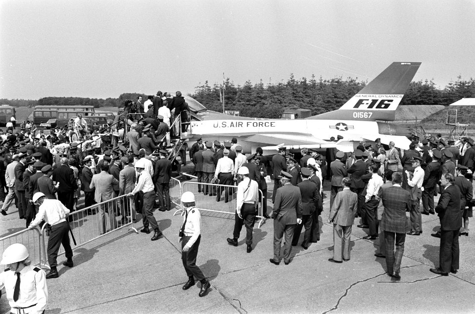 F16 op de vliegbasis, Bestanddeelnr 927-9987