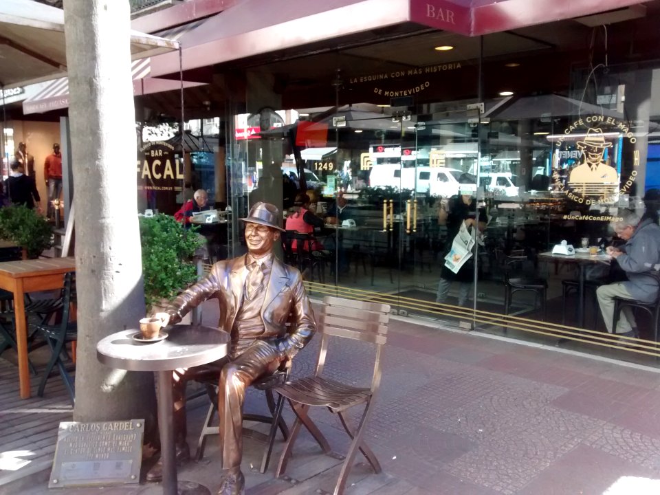Facal with statue of Carlos Gardel