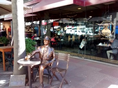 Facal with statue of Carlos Gardel