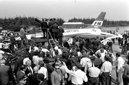 F16 omgeven door een menigte mensen, Bestanddeelnr 927-9979