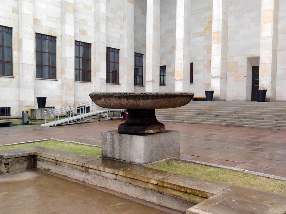 Facade of the National Museum in Warsaw 01