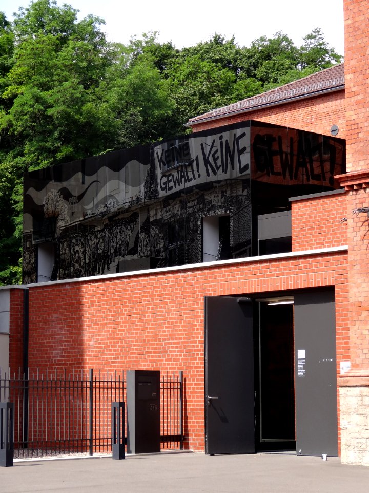 Facadengestaltung an der Gedenk- und Bildungsstätte Andreasstraße 1