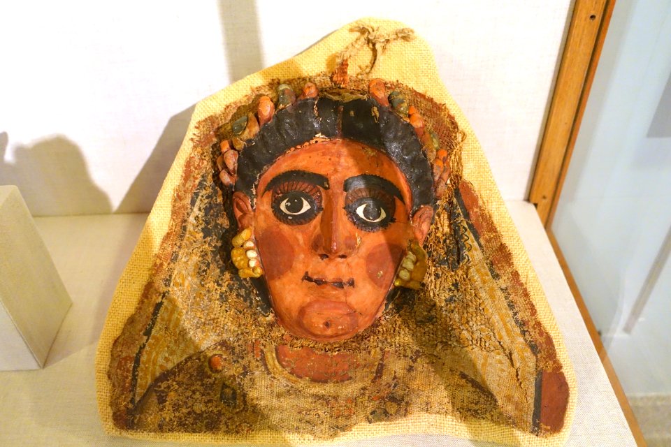 Face from a mummy shroud, Egypt, Byzantine Period, 4th-5th centuries AD, linen, gesso, pigment, gilt - Oriental Institute Museum, University of Chicago - DSC07808