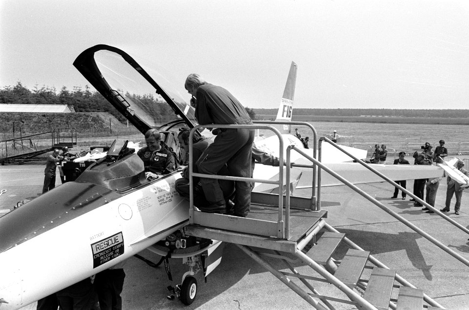 F16 op de vliegbasis, Bestanddeelnr 927-9985