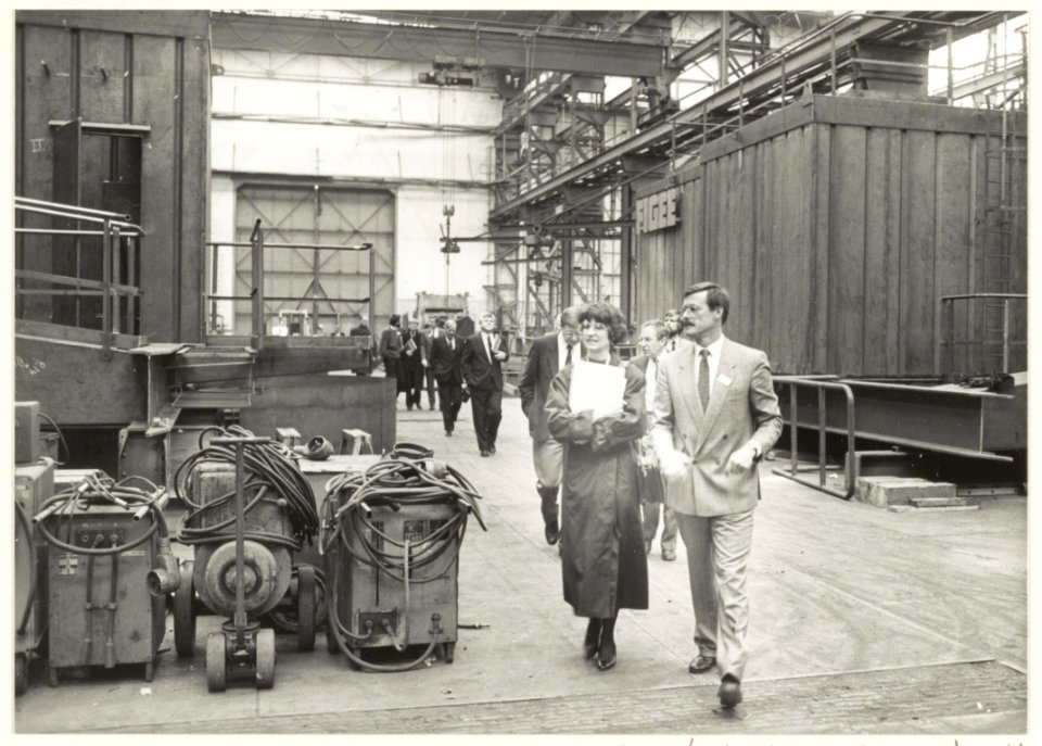 Fabriekshal bij Figee tijdens het bezoek van staatssecretaris Yvonne van Rooy. Rechts directeur C.R.van der Heyden. NL-HlmNHA 54015304