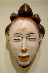 Face mask, Punu peoples, Gabon, late 19th century, wood, pigment - Cincinnati Art Museum - DSC04293