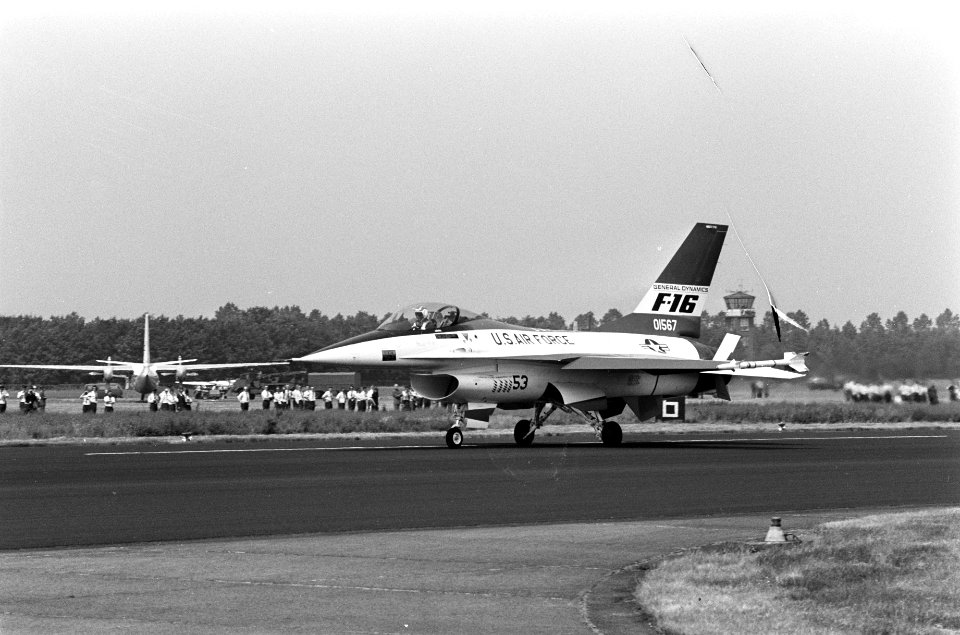 F16 op de vliegbasis, Bestanddeelnr 927-9988