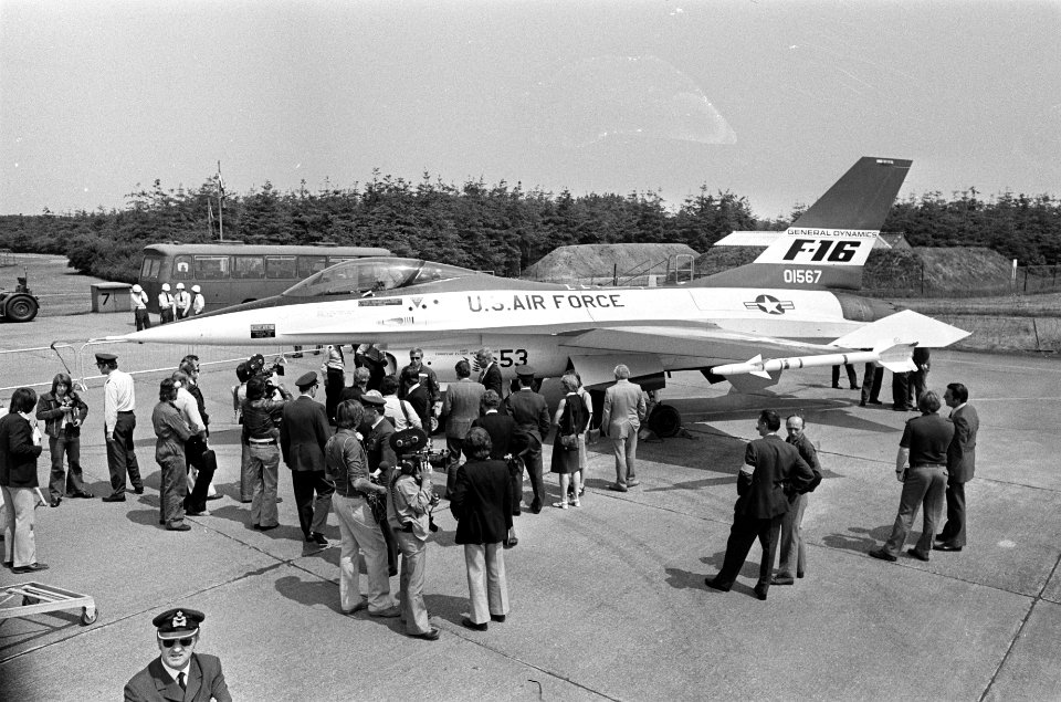 F16 op de vliegbasis, Bestanddeelnr 927-9986
