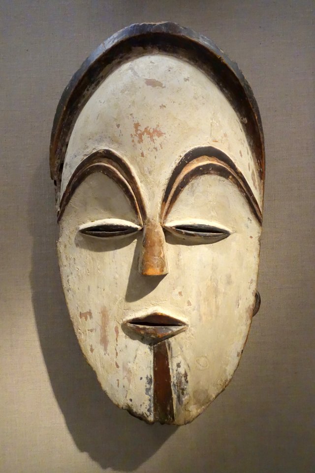 Face mask, Gabon, Sango people, 20th century, wood, paint, fiber - De Young Museum - DSC01072