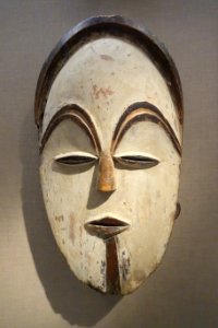 Face mask, Gabon, Sango people, 20th century, wood, paint, fiber - De Young Museum - DSC01072