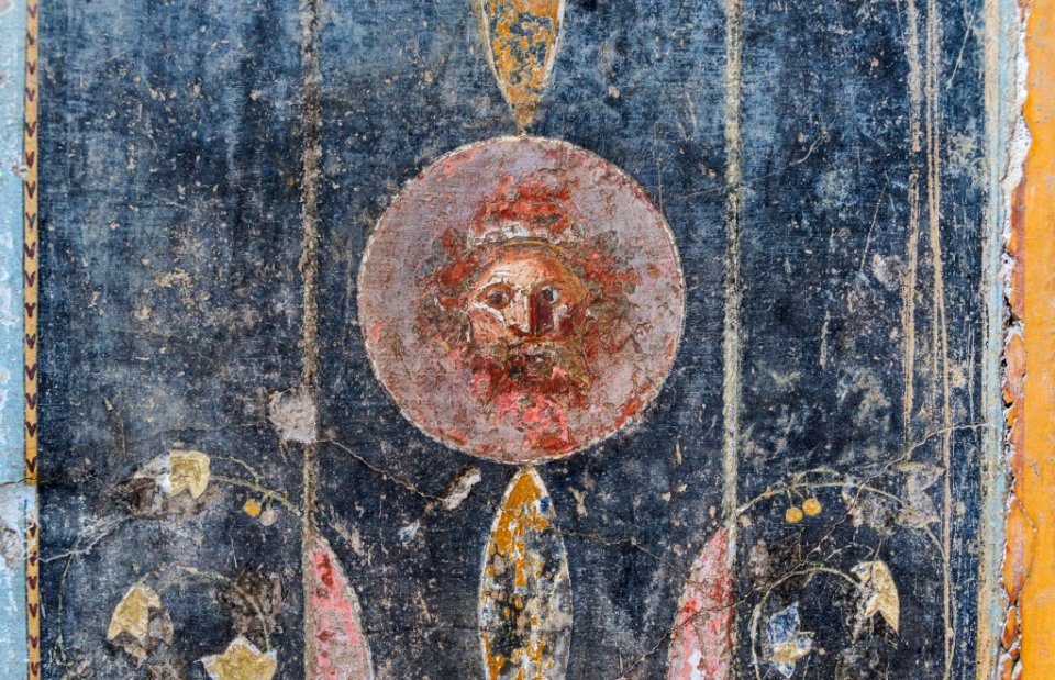 Face house Casca Longus fresco Pompeii
