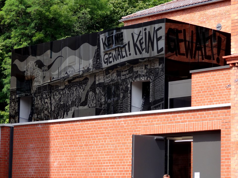Facadengestaltung an der Gedenk- und Bildungsstätte Andreasstraße 2