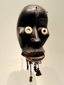 Face Mask, early 1900s, Guinea Coast, Liberia, Mano people, wood, ivory, cord, metal, seeds - Cleveland Museum of Art - DSC08714