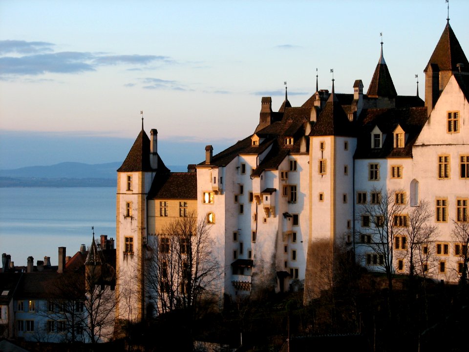 Facade est du château de Neuchâtel au lever du soleil
