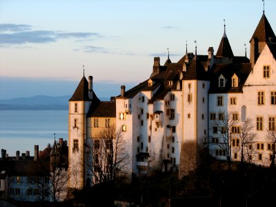 Facade est du château de Neuchâtel au lever du soleil
