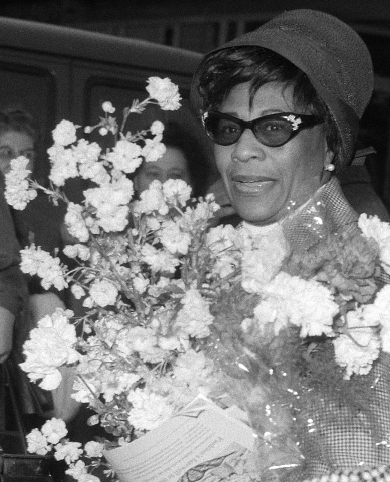 Face detail on 24 April 1964, Aankomst Ella Fitzgerald en Oscar Peterson op Schiphol. Ella Fitzgerald met bloe, Bestanddeelnr 916-3489 (cropped)