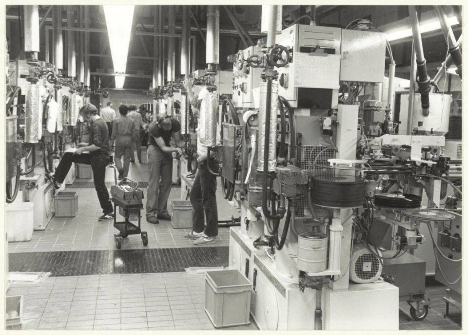 Fabriekshal bij CBS. NL-HlmNHA 54023652