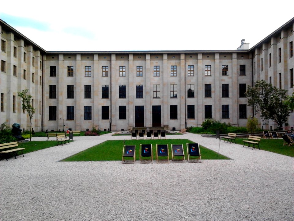 Facade NMW 04