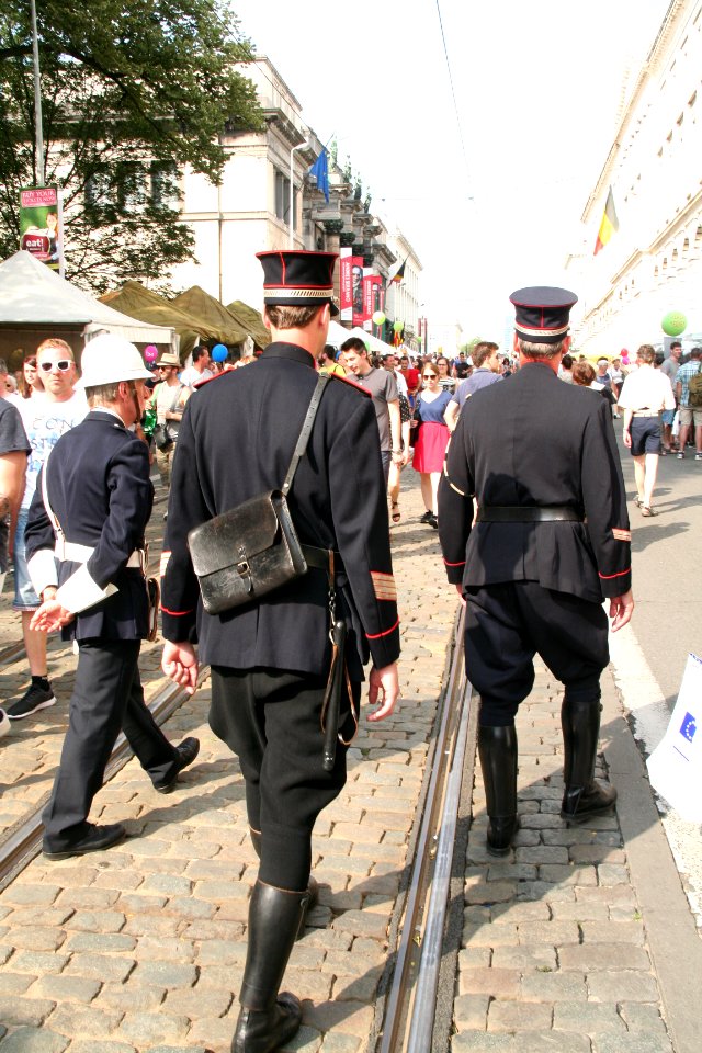 Fête nationale belge à Bruxelles le 21 juillet 2016 06 - Personnes costumées en anciens gendarmes belges 02