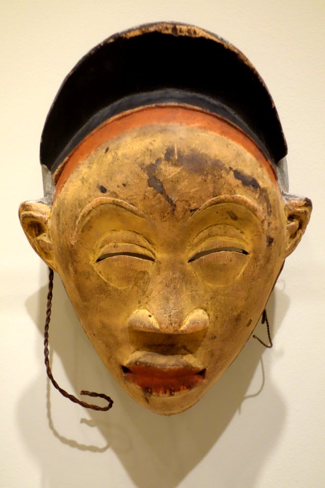 Face mask, Punu peoples, Gabon, late 19th century, wood, pigment - Cincinnati Art Museum - DSC04295