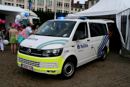 Fête nationale belge à Bruxelles le 21 juillet 2016 - Véhicule de la police belge 01 - ZP Anvers - PZ Antwerpen - VW Transporter