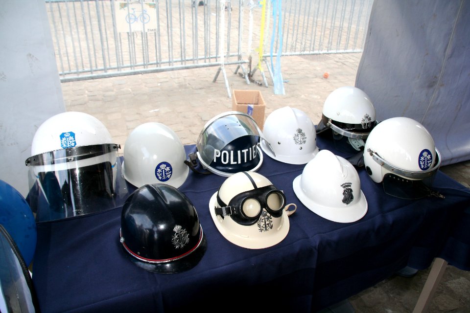 Fête nationale belge à Bruxelles le 21 juillet 2016 02 - Casques de maintien de l'ordre de l'ancienne police communale lors du village policier