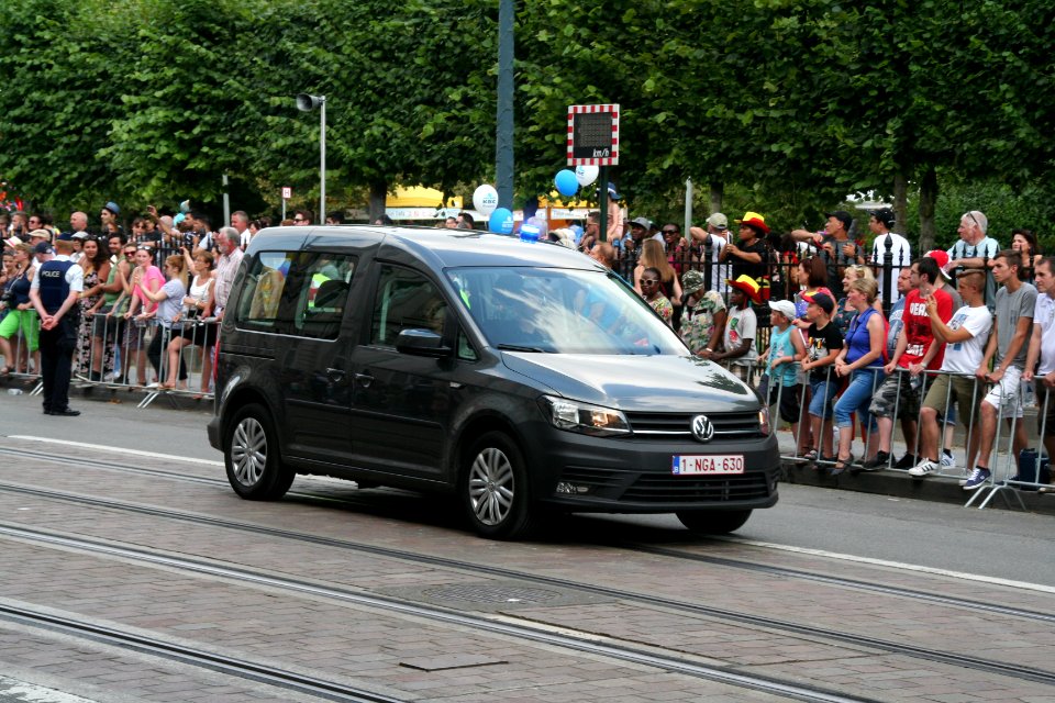 Fête nationale belge à Bruxelles le 21 juillet 2016 - Véhicule de la police belge 10 - VW Caddy banalisé