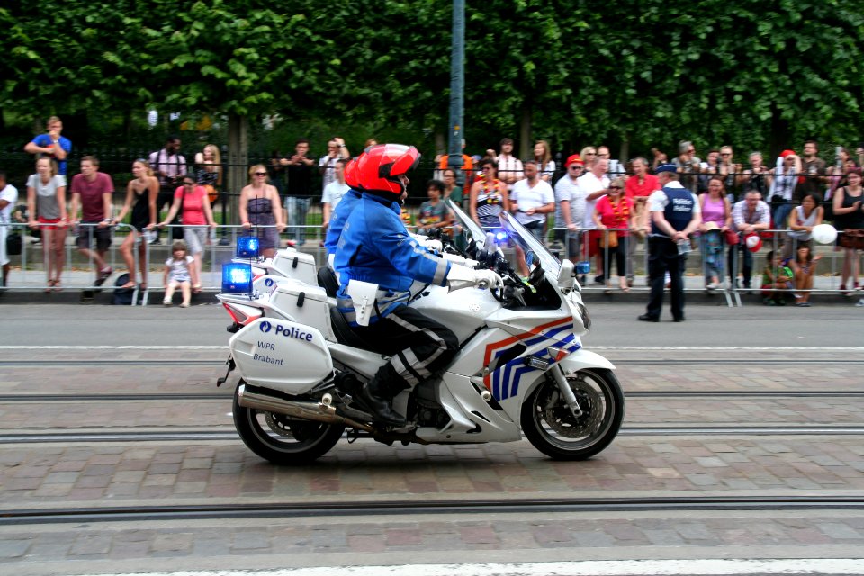 Fête nationale belge à Bruxelles le 21 juillet 2016 - Moto de la police belge lors du défilé national 07