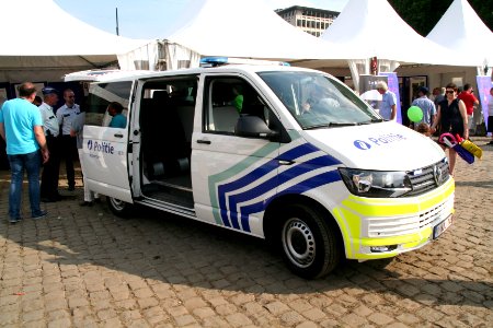 Fête nationale belge à Bruxelles le 21 juillet 2016 - Véhicule de la police belge 28 - ZP Anvers - PZ Antwerpen - VW Transporter