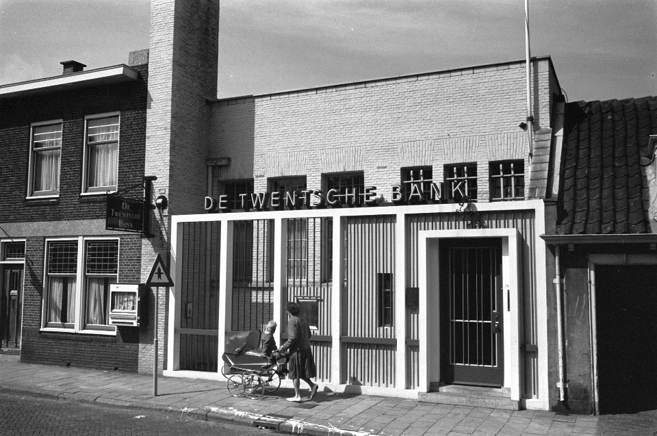 F. 360.000,-- zoek bij Twentse Bank te Katwijk. Exterieur bank, Bestanddeelnr 915-3609