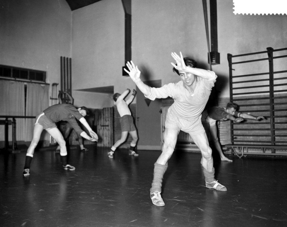 F. de Munck in training als handballer bij de Utrechtse Sport Vereniging, Bestanddeelnr 910-9340