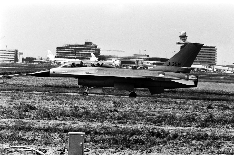 F 16 aan de grond, Bestanddeelnr 930-3010
