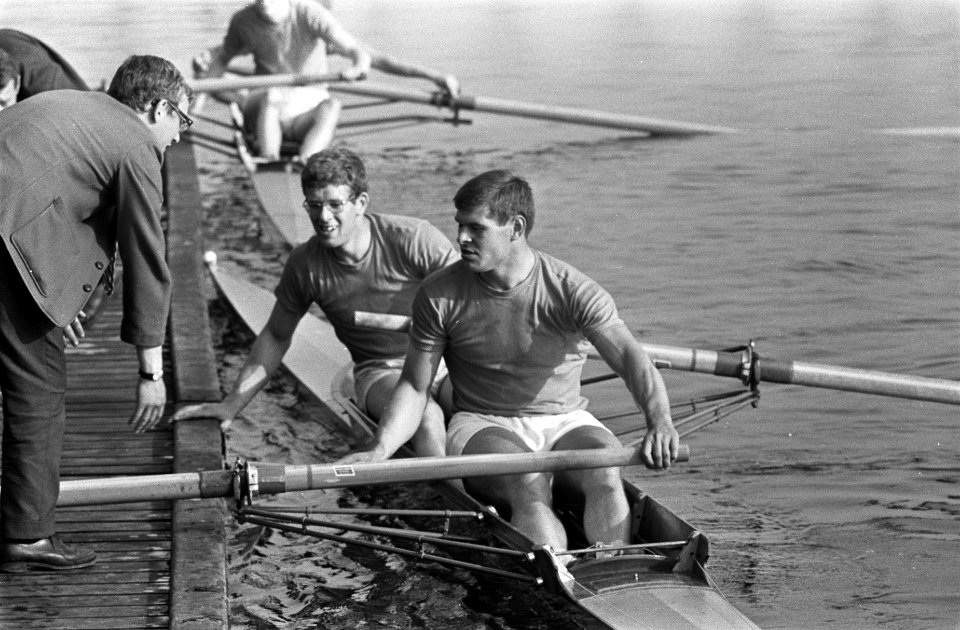 F. R. de Graaff (slag) en R. v.d. Graaf (boeg) in de twee zonder. Beiden zijn le, Bestanddeelnr 920-4408