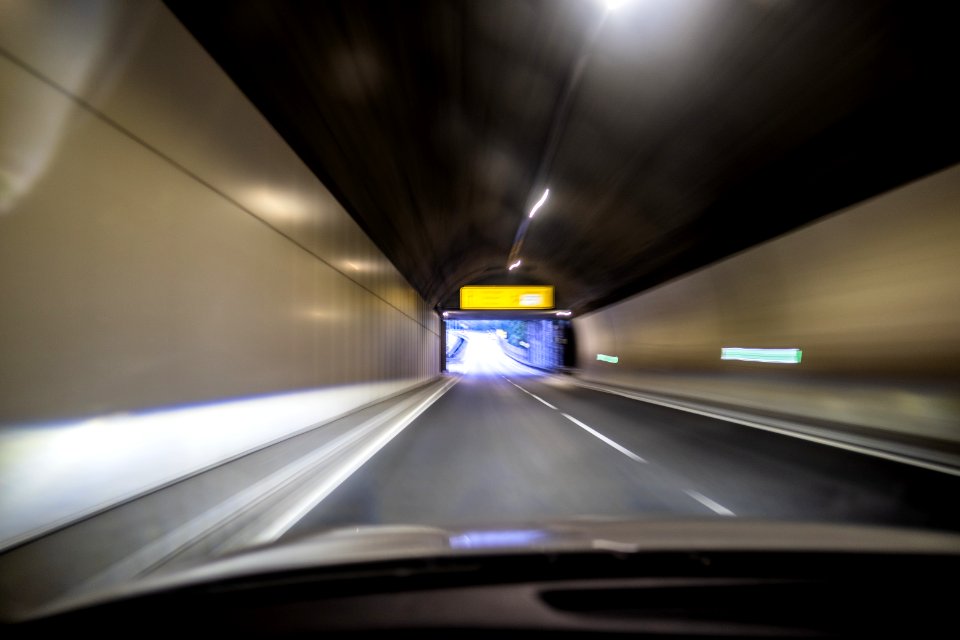 Fahrt durch den Schlossbergtunnel in Tübingen