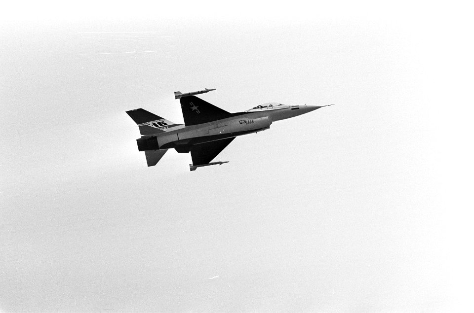 F16 tijdens een demonstratievlucht, Bestanddeelnr 927-9978