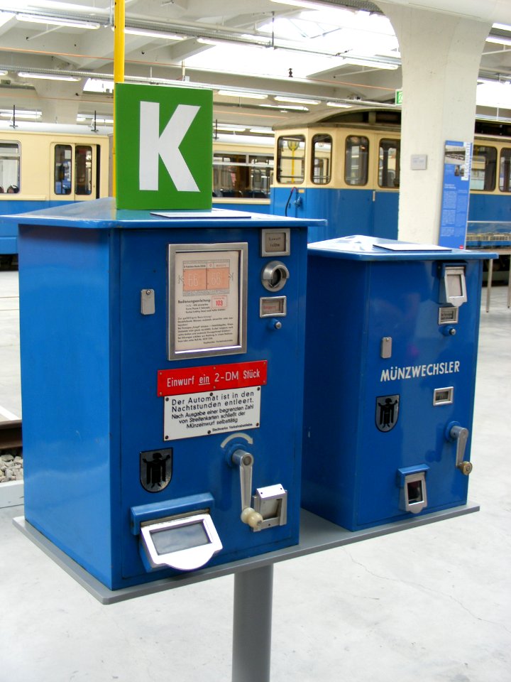 Fahrscheinautomat und Münzwechsler der Stadtwerke München, ca. 1980 - MVG Museum