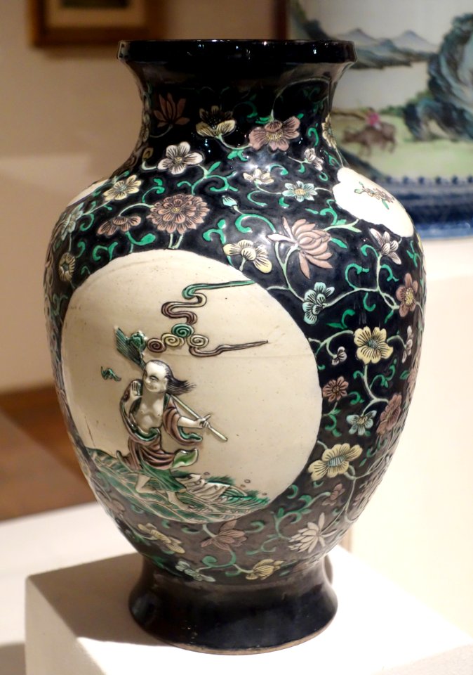 Famille Noire Chinese Vase, 18th or 19th century, porcelain - Huntington Museum of Art - DSC05281