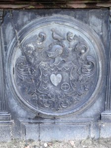 Family crest, Granary Burying Ground - Boston, MA - DSC04675