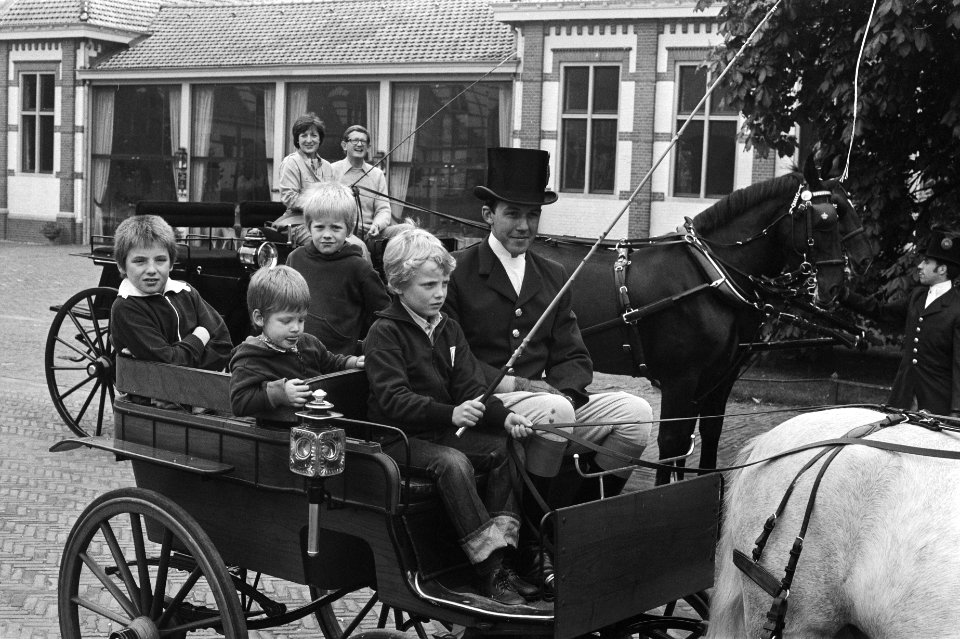 Familie Van Vollenhoven rond Paleis Het Loo, Bestanddeelnr 929-7451