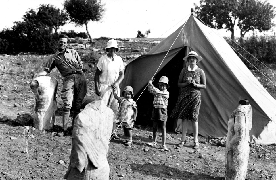 Familjen Gjerstad utanför tälten. Vouni. Galini - SMVK - C00508