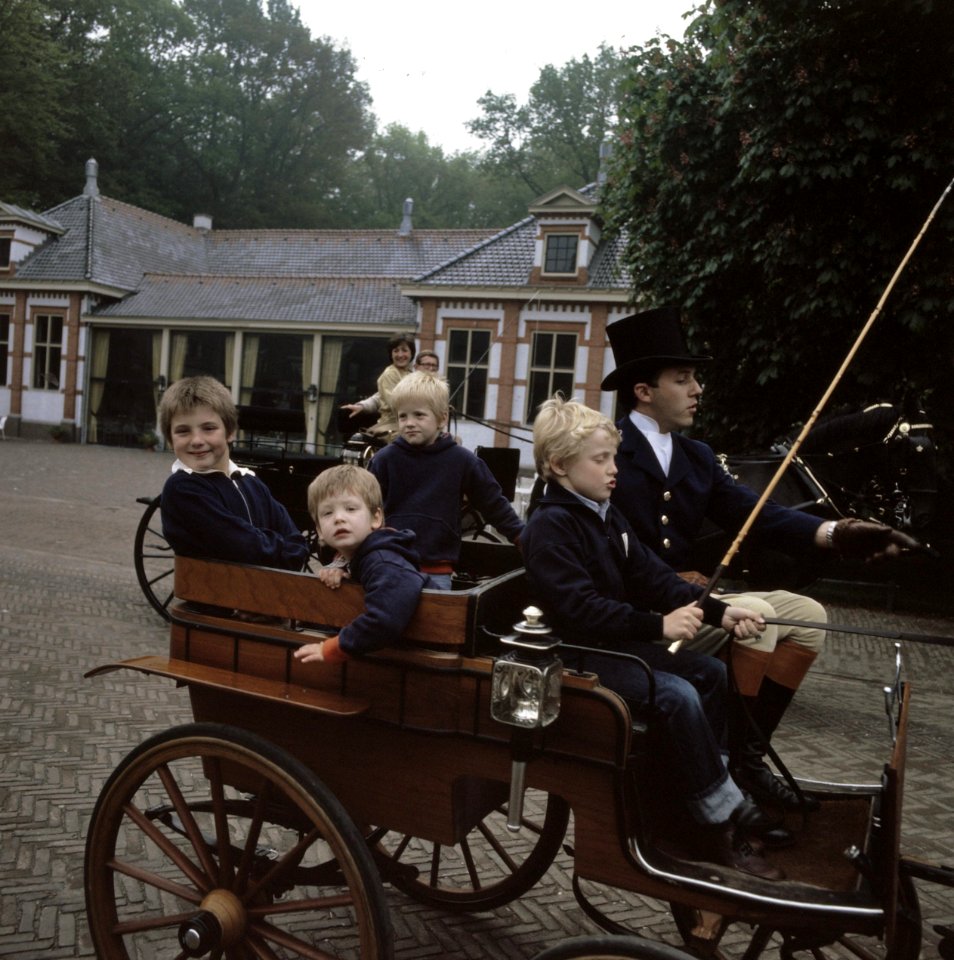 Familie van Vollenhoven en koets (bij het Loo ) de Prinsjes in de koets, Bestanddeelnr 253-8007
