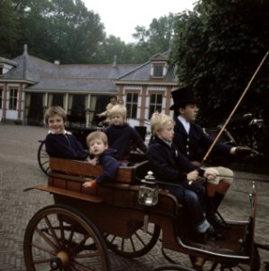 Familie van Vollenhoven en koets (bij het Loo ) de Prinsjes in de koets, Bestanddeelnr 253-8007