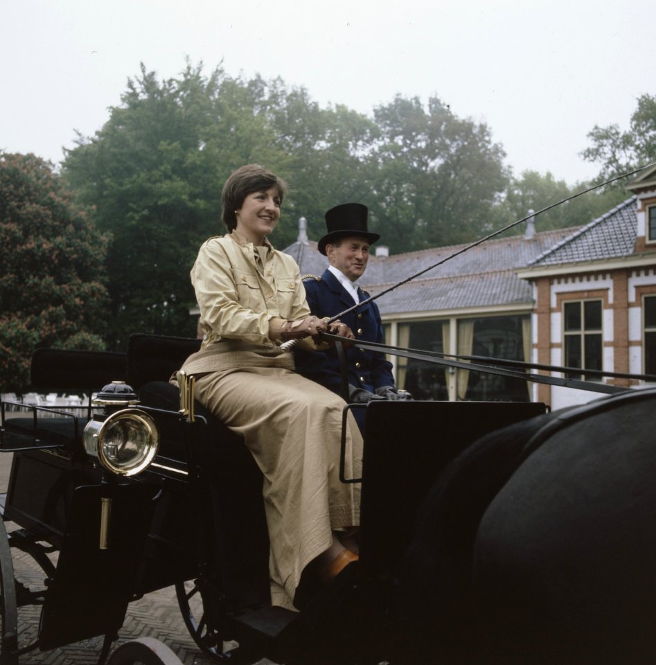 Familie van Vollenhoven en koets (bij het Loo ) Prinses Margriet op de bok, Bestanddeelnr 253-8012